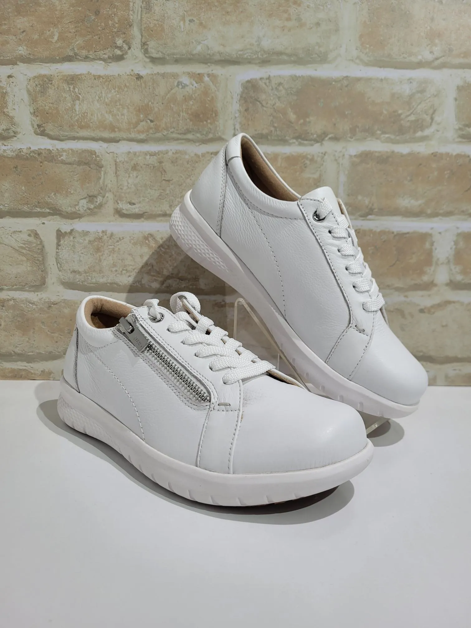 Solar White Leather by Ziera