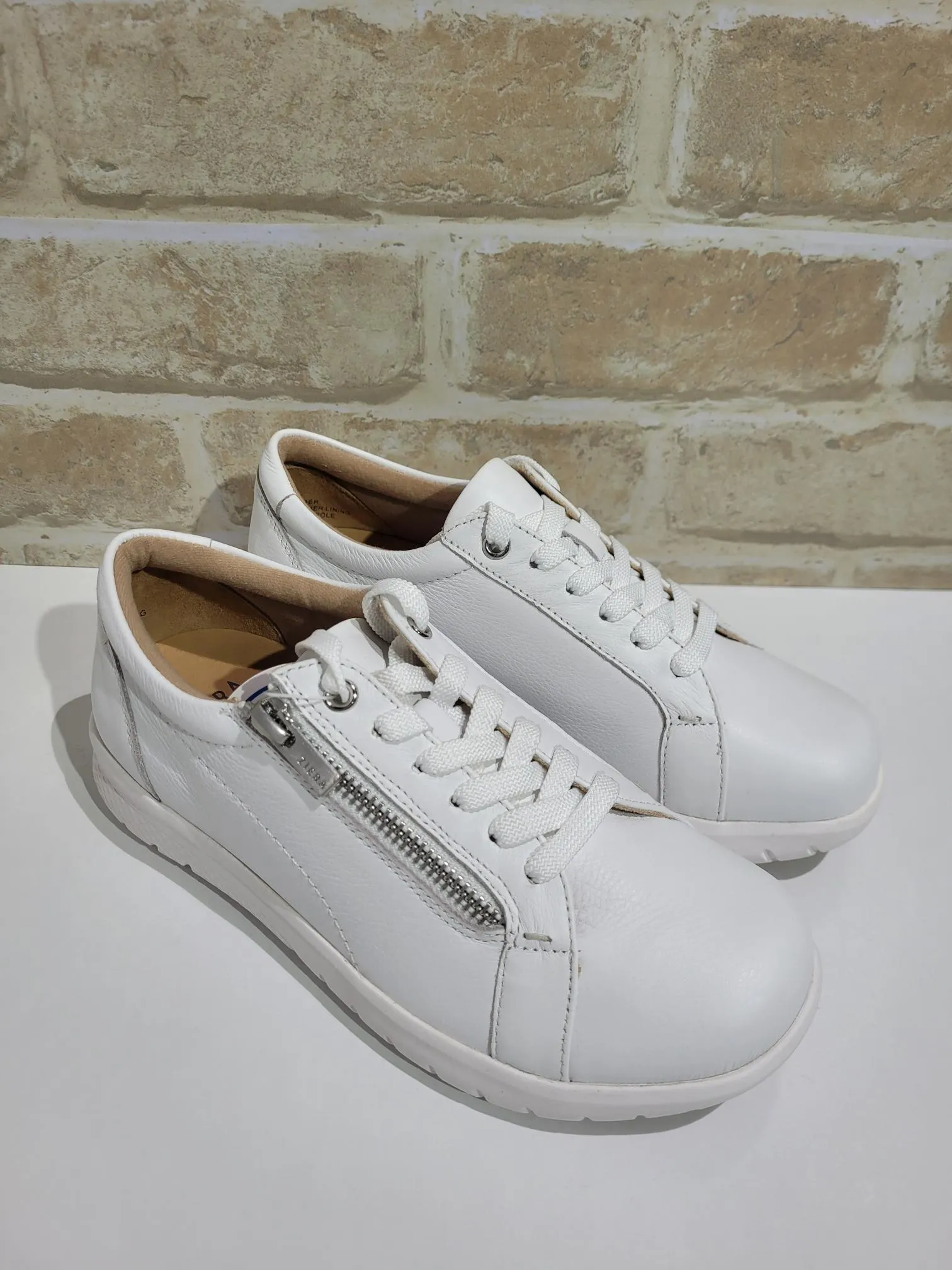Solar White Leather by Ziera